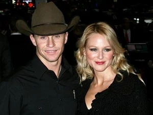 Bà bầu Jewel may mắn an toàn sau tai nạn xe hơi ảnh 1