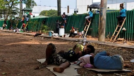 Xem bán hàng qua bờ rào ở Indonesia ảnh 12