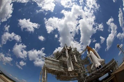 Cận cảnh tàu con thoi Endeavour "xé gió" lần cuối ảnh 1