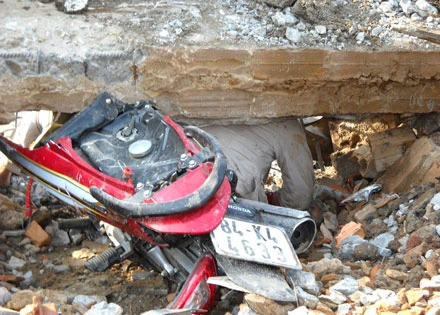 Cổng chào sập đè chết người đi đường ảnh 1 Cổng chào sập đè chết người đi đường ảnh 1