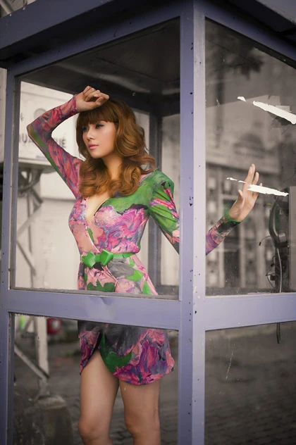 Hoàng Yến tạo dáng trong buồng điện thoại công cộng ảnh 8