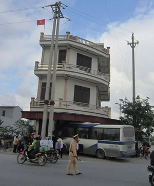 Xe khách đâm xe máy rồi lao vào nhà dân ảnh 3