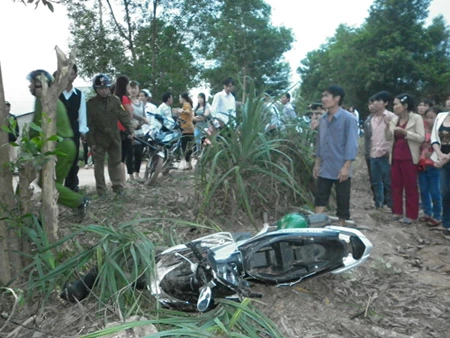 Tông xe vào gốc cây, 1 người chết, 2 người trọng thương ảnh 1