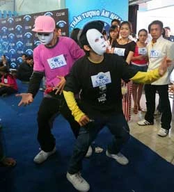 Chứng tỏ phong cách idol từ cái nhìn đầu tiên.