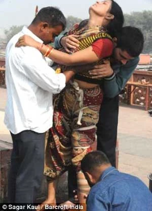 Xếp hàng dài để được rạch chân, tay ảnh 3 Xếp hàng dài để được rạch chân, tay ảnh 3