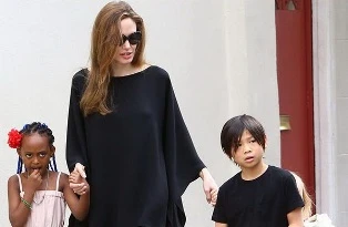 Angelina Jolie đang tán tỉnh trai trẻ? ảnh 1