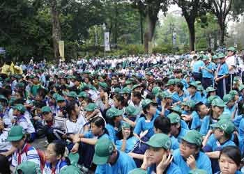 Học sinh học tham gia Ngày Hội An toàn giao thông. Ảnh: Kiên Cường