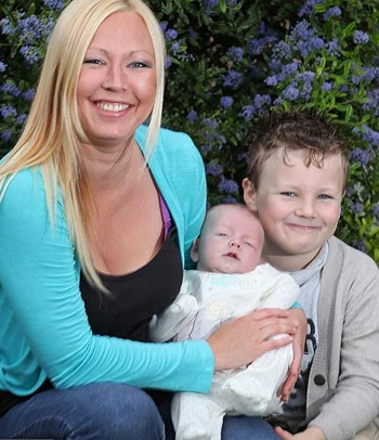 Bé trai 5 tuổi đỡ đẻ cho mẹ và cứu em sơ sinh ảnh 2