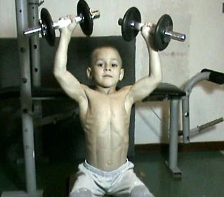 Giulianno Stroe nâng tạ. Ảnh chụp màn hình.