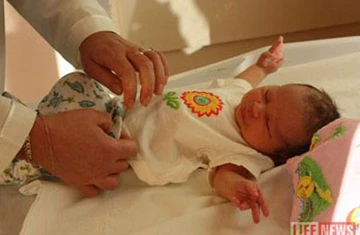 Bé sơ sinh bị bỏ rơi 5 giờ ngoài trời lạnh âm 30 độ C ảnh 1