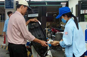 Gánh thêm phí, xăng dầu khó giảm giá ảnh 1