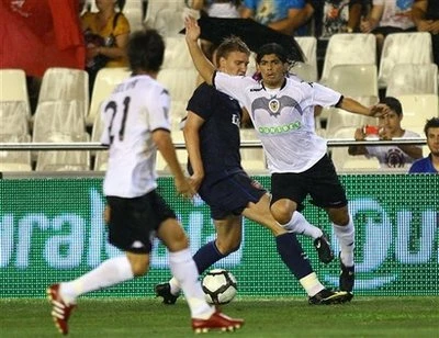 Trời mưa ảnh hưởng khá lớn đến lối chơi của hai đội.