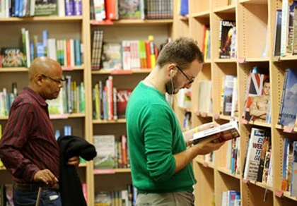 Mua sách cũ, vô tình “nhặt” được tiền ảnh 1