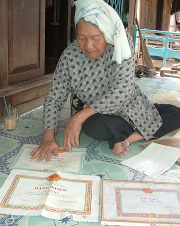 Làng Chăm Châu Phong, An Giang: Bà Năm hòa giải ảnh 1 Bà Năm đang sắp xếp lại hàng chục bằng khen, giấy khen của xã, huyện, tỉnh chứng nhận những thành tích xuất sắc trong suốt quá trình gần 30 năm tham gia cách mạng.
