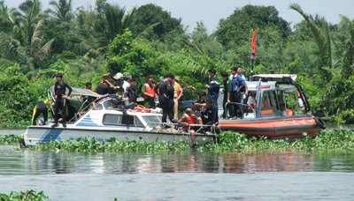 Hình ảnh cứu hộ trục vớt tàu Dìn Ký chìm trên sông Sài Gòn ngày 21-5-2011 ảnh 22