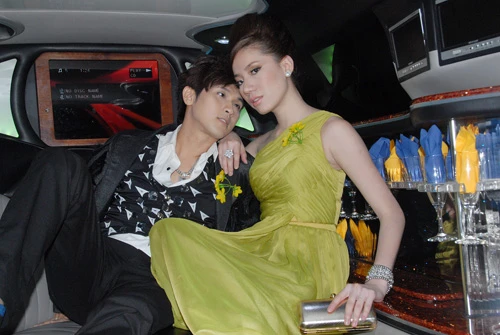 Nguyên Vũ - Chung Thục Quyên tình tứ bên siêu xe ảnh 7