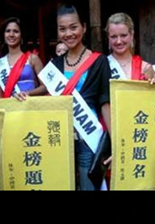 Thanh Hằng (giữa) trong cuộc thi Hoa hậu liên lục địa tại Thượng Hải năm 2005.