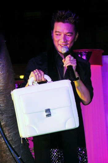 Mr Đàm đắm đuối hôn siêu mẫu Vũ Cẩm Nhung ảnh 1