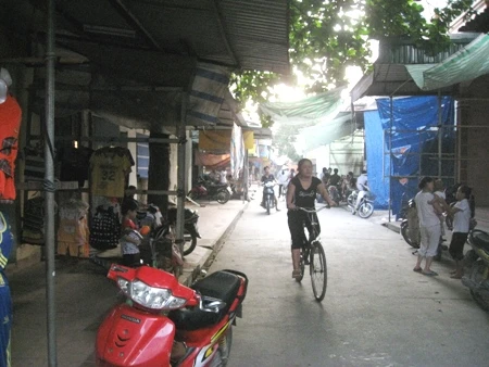 Sau tiếng súng nổ, dân quây trụ sở xã ảnh 1