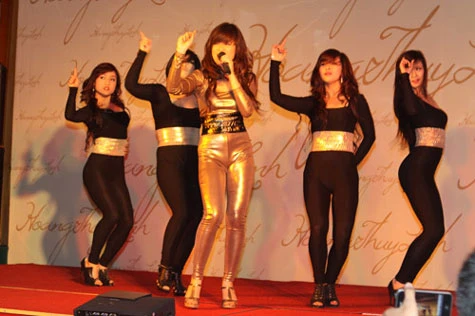 Cận cảnh Hoàng Thùy Linh ngày “sinh con đầu lòng” ảnh 7