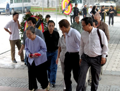 Người thân, đồng nghiệp đưa tiễn Hoàng Cầm ảnh 2