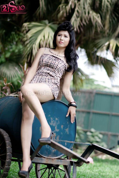 Hoa hậu biển Nguyễn Thị Loan trèo lan can ảnh 6