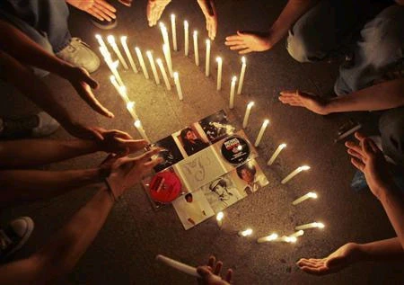 Các fan tiếp tục thắp nến... Các fan tiếp tục thắp nến...