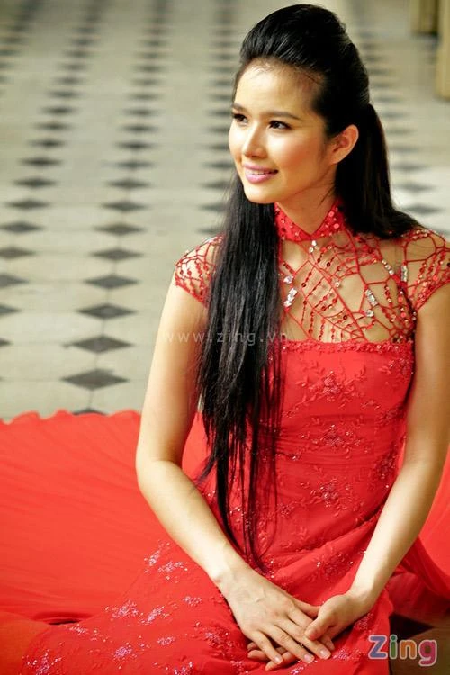 Cao Thùy Dương nổi bật áo dài đỏ ảnh 6