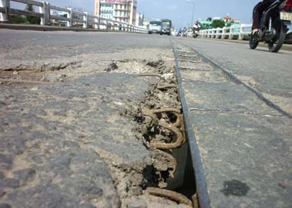 Quốc lộ 1A thủng lỗ chỗ sau mưa lũ ảnh 2