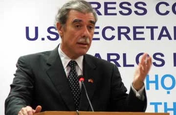 Bộ trưởng Carlos M. Gutierrez phát biểu tại buổi họp báo sáng qua.