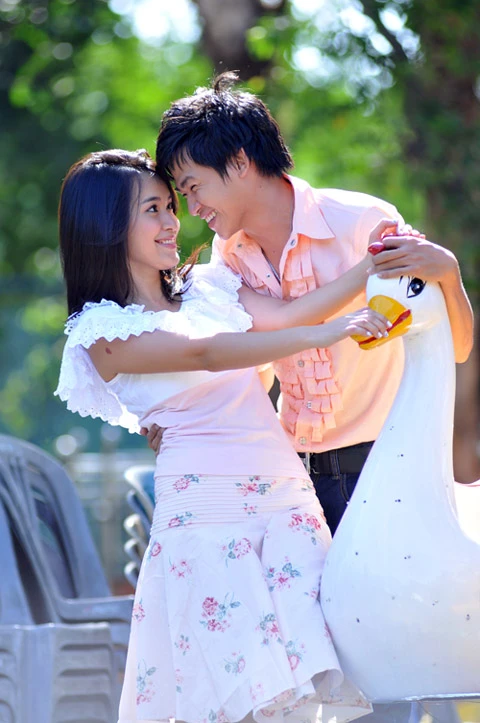 Phùng Ngọc Huy tình tứ bên Tú Vi ảnh 1