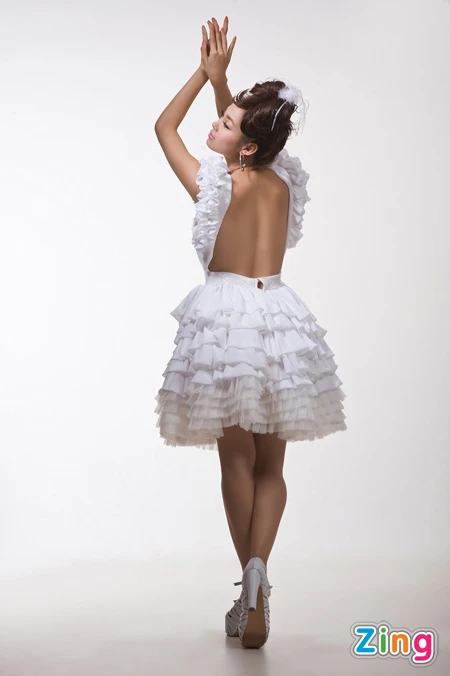 Minh Hằng khoe lưng trần gợi cảm ảnh 1