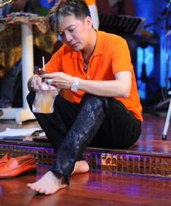 Đàm Vĩnh Hưng tạo tóc ngố cho Thu Minh ảnh 4