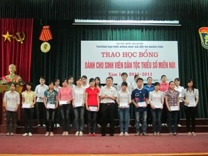 Trao học bổng cho các sinh viên miền núi học giỏi ảnh 1