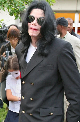 Những lo ngại về tình hình sức khỏe của Michael Jackson bắt đầu nổ ra trong những năm gần đây, từ khi anh gặp phải những vấn đề về da, do hậu quả của các cuộc phẫu thuật thẩm mỹ liên tiếp.