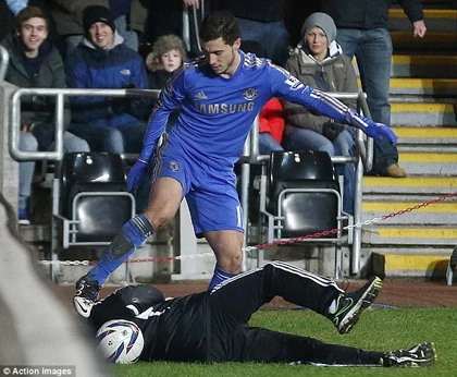 "Sút" cậu bé nhặt bóng, Hazard hối tiếc xin lỗi ảnh 1