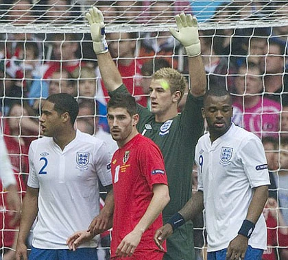 Cầu thủ Anh bị chiếu đèn laser ảnh 2 Cầu thủ Anh bị chiếu đèn laser ảnh 2