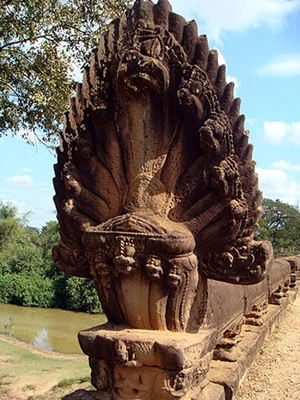 Bí ẩn ít biết về rắn thần 9 đầu khổng lồ ở chùa Khmer ảnh 1