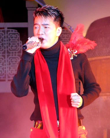 Mr Đàm cũng mang chiếc khăn quàng đỏ rực rỡ.