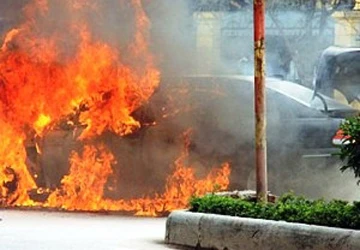 Xế hộp tiền tỷ bốc cháy đùng đùng giữa phố đông ảnh 1 Xế hộp tiền tỷ bốc cháy đùng đùng giữa phố đông ảnh 1