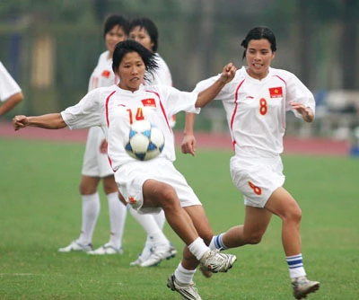 Kim Chi (bên trái) trở lại và đang tập luyện cùng các cầu thủ ĐTQG nữ. Ảnh: HOÀNG YẾN.