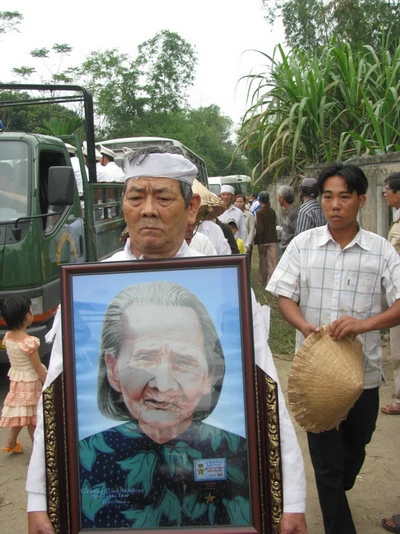 Tiễn đưa mẹ Thứ về với đất trời ảnh 12