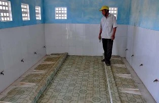 Thêm chuyện lạ về nhà vệ sinh “khủng” trong trường học ảnh 1