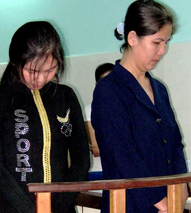Hai mẹ con Châu trước tòa. Ảnh: Phương Thư.