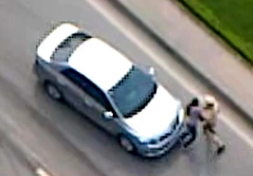 Phụ nữ kéo, đẩy CSGT cho ôtô bỏ chạy bị cảnh cáo ảnh 1