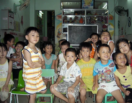 Cha mẹ "gồng mình" chạy trường cho con vào lớp Một ảnh 1