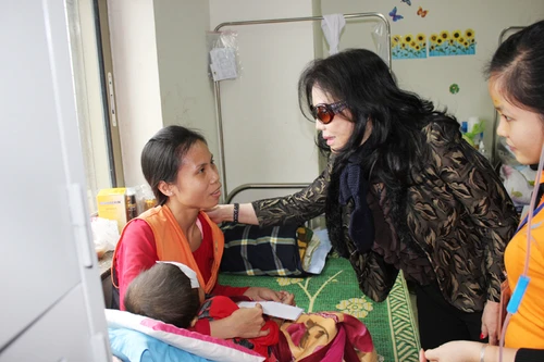 Thanh Tuyền về VN làm từ thiện trước đêm nhạc "tận thế" ảnh 4