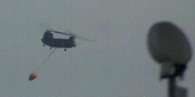 Un hélicoptère de l'armée japonaise déverse de l'eau dans un réacteur de la centrale de Fukushima.