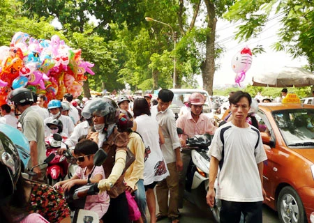 Cổng vườn thú Thủ Lệ người và xe ken cứng. Cổng vườn thú Thủ Lệ người và xe ken cứng.