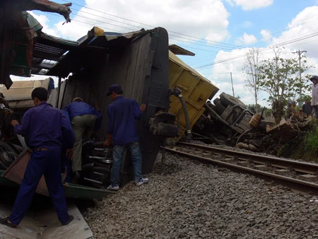 Xe ben tông tàu hỏa, ba toa tàu bị lật ảnh 1 Xe ben tông tàu hỏa, ba toa tàu bị lật ảnh 1